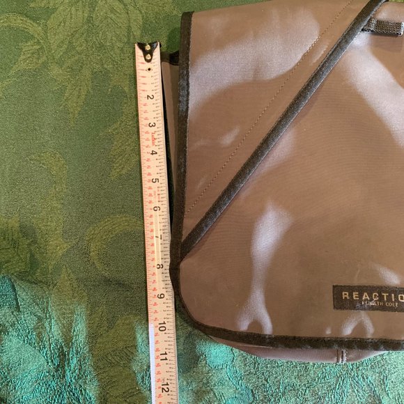 Kenneth Cole Reaction - Cross Body Army-Green Purse - Picture 10 of 11